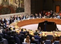 Miembros de las Naciones Unidas (ONU) votan en una reunión del Consejo de Seguridad para considerar sanciones contra Irán, en la sede de la ONU en Nueva York, el 12 de marzo de 2026. (Spencer Platt/Getty Images/AFP)
