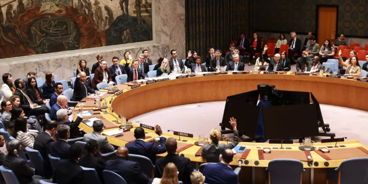 Miembros de las Naciones Unidas (ONU) votan en una reunión del Consejo de Seguridad para considerar sanciones contra Irán, en la sede de la ONU en Nueva York, el 12 de marzo de 2026. (Spencer Platt/Getty Images/AFP)