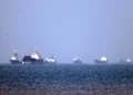 En esta fotografía, obtenida por la agencia de noticias iraní ISNA el 4 de mayo de 2026, se observan buques anclados en el estrecho de Ormuz, frente a Bandar Abbas, en el sur de Irán. (Amirhossein Khorgooei/ISNA/AFP)