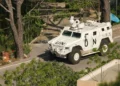 Un vehículo blindado de la Fuerza Provisional de las Naciones Unidas en el Líbano (FPNUL) patrulla la zona fronteriza de Marjayoun, en el sur del Líbano, el 11 de mayo de 2026. (AFP)