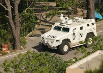 Un vehículo blindado de la Fuerza Provisional de las Naciones Unidas en el Líbano (FPNUL) patrulla la zona fronteriza de Marjayoun, en el sur del Líbano, el 11 de mayo de 2026. (AFP)