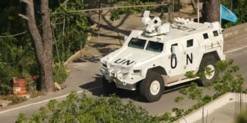Un vehículo blindado de la Fuerza Provisional de las Naciones Unidas en el Líbano (FPNUL) patrulla la zona fronteriza de Marjayoun, en el sur del Líbano, el 11 de mayo de 2026. (AFP)