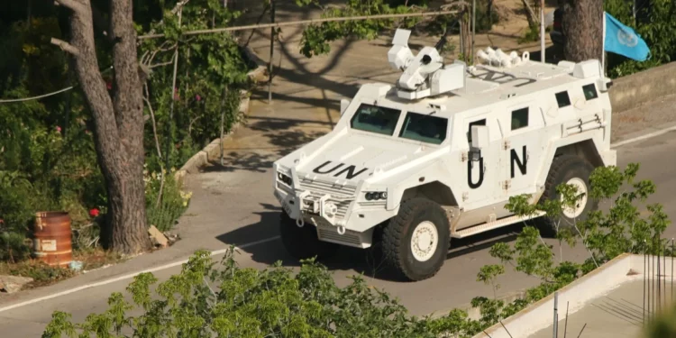 Un vehículo blindado de la Fuerza Provisional de las Naciones Unidas en el Líbano (FPNUL) patrulla la zona fronteriza de Marjayoun, en el sur del Líbano, el 11 de mayo de 2026. (AFP)