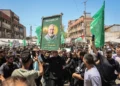 Los dolientes portan el cuerpo del líder del grupo terrorista Hamás, Mohammed Odeh, durante su funeral en la ciudad de Gaza el 27 de mayo de 2026. (Omar Al-Qattaa/AFP)