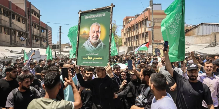 Los dolientes portan el cuerpo del líder del grupo terrorista Hamás, Mohammed Odeh, durante su funeral en la ciudad de Gaza el 27 de mayo de 2026. (Omar Al-Qattaa/AFP)