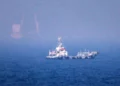 Esta fotografía muestra barcos navegando cerca del estrecho de Ormuz, frente a la costa oriental de los Emiratos Árabes Unidos, en Khor Fakkan, el 13 de julio de 2026. (AFP)
