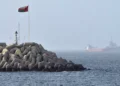 Buques que transitan por el golfo de Omán, vistos frente a la costa de Mascate el 25 de julio de 2026. (AFP)