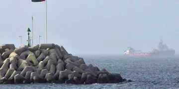 Buques que transitan por el golfo de Omán, vistos frente a la costa de Mascate el 25 de julio de 2026. (AFP)