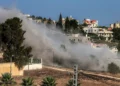 El humo se eleva durante una demolición controlada israelí de la casa del palestino Farouk Ramadan, quien abrió fuego con un arma arrebatada a un agente de seguridad israelí durante un enfrentamiento armado mortal entre colonos y palestinos el 24 de julio, en la aldea de Tell, en Judea y Samaria, el 11 de agosto de 2026. (Jaafar ASHTIYEH/AFP)