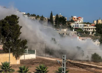 El humo se eleva durante una demolición controlada israelí de la casa del palestino Farouk Ramadan, quien abrió fuego con un arma arrebatada a un agente de seguridad israelí durante un enfrentamiento armado mortal entre colonos y palestinos el 24 de julio, en la aldea de Tell, en Judea y Samaria, el 11 de agosto de 2026. (Jaafar ASHTIYEH/AFP)