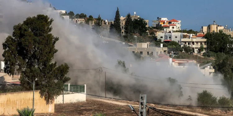 El humo se eleva durante una demolición controlada israelí de la casa del palestino Farouk Ramadan, quien abrió fuego con un arma arrebatada a un agente de seguridad israelí durante un enfrentamiento armado mortal entre colonos y palestinos el 24 de julio, en la aldea de Tell, en Judea y Samaria, el 11 de agosto de 2026. (Jaafar ASHTIYEH/AFP)