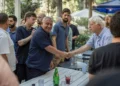Gadi Eisenkot (C), líder del partido político Yashar, participa en un encuentro con el público en una cafetería como parte de su campaña electoral de cara a las elecciones generales de Israel que se celebrarán en Jerusalén el 12 de agosto de 2026. (Ilia YEFIMOVICH/AFP)