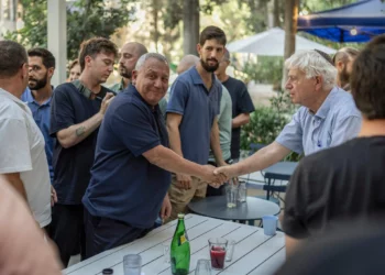 Gadi Eisenkot (C), líder del partido político Yashar, participa en un encuentro con el público en una cafetería como parte de su campaña electoral de cara a las elecciones generales de Israel que se celebrarán en Jerusalén el 12 de agosto de 2026. (Ilia YEFIMOVICH/AFP)