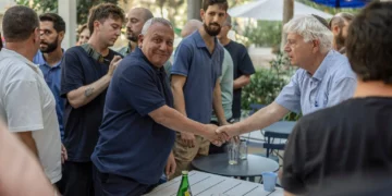 Gadi Eisenkot (C), líder del partido político Yashar, participa en un encuentro con el público en una cafetería como parte de su campaña electoral de cara a las elecciones generales de Israel que se celebrarán en Jerusalén el 12 de agosto de 2026. (Ilia YEFIMOVICH/AFP)