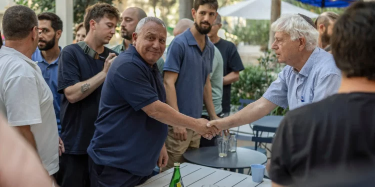 Gadi Eisenkot (C), líder del partido político Yashar, participa en un encuentro con el público en una cafetería como parte de su campaña electoral de cara a las elecciones generales de Israel que se celebrarán en Jerusalén el 12 de agosto de 2026. (Ilia YEFIMOVICH/AFP)