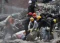 Equipos de rescate y voluntarios buscan supervivientes entre los escombros de un edificio derrumbado tras el terremoto que sacudió Cali, Colombia, el 12 de agosto de 2026. (Raul ARBOLEDA/AFP)