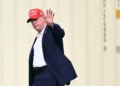 El presidente estadounidense Donald Trump saluda mientras camina hacia su caravana tras bajar del helicóptero Marine One en la Elipse, cerca de la Casa Blanca, el 16 de agosto de 2026. (Mandel NGAN/AFP)