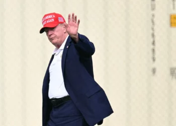 El presidente estadounidense Donald Trump saluda mientras camina hacia su caravana tras bajar del helicóptero Marine One en la Elipse, cerca de la Casa Blanca, el 16 de agosto de 2026. (Mandel NGAN/AFP)