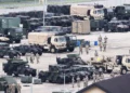 Soldados estadounidenses son vistos cerca de vehículos militares en Camp Humphreys en Pyeongtaek, Corea del Sur, el 17 de agosto de 2026. (YONHAP/AFP)