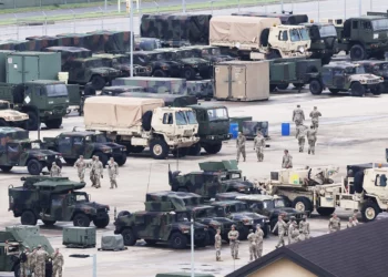 Soldados estadounidenses son vistos cerca de vehículos militares en Camp Humphreys en Pyeongtaek, Corea del Sur, el 17 de agosto de 2026. (YONHAP/AFP)