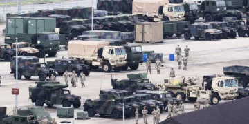 Soldados estadounidenses son vistos cerca de vehículos militares en Camp Humphreys en Pyeongtaek, Corea del Sur, el 17 de agosto de 2026. (YONHAP/AFP)