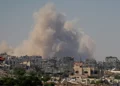 El humo se eleva tras la demolición israelí de viviendas al este de Deir al-Balah, en la Franja de Gaza central, el 25 de agosto de 2026. (Eyad Baba/AFP)