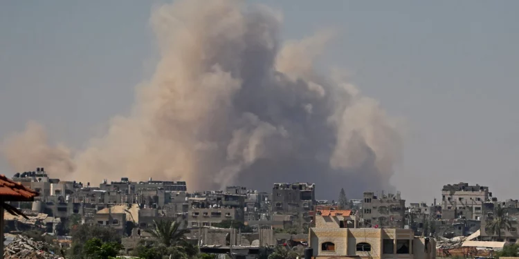El humo se eleva tras la demolición israelí de viviendas al este de Deir al-Balah, en la Franja de Gaza central, el 25 de agosto de 2026. (Eyad Baba/AFP)
