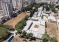Esta fotografía muestra una vista del Centro de Formación Profesional de la UNRWA, entre el barrio de Kafr Aqab y el campo de refugiados de Qalandiya, en el Este de Jerusalén, el 25 de agosto de 2026. (Zain JAAFAR/AFP)