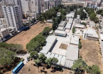 Esta fotografía muestra una vista del Centro de Formación Profesional de la UNRWA, entre el barrio de Kafr Aqab y el campo de refugiados de Qalandiya, en el Este de Jerusalén, el 25 de agosto de 2026. (Zain JAAFAR/AFP)