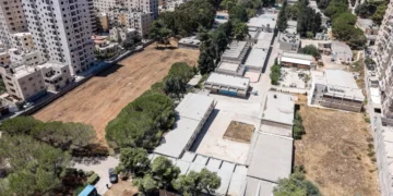 Esta fotografía muestra una vista del Centro de Formación Profesional de la UNRWA, entre el barrio de Kafr Aqab y el campo de refugiados de Qalandiya, en el Este de Jerusalén, el 25 de agosto de 2026. (Zain JAAFAR/AFP)