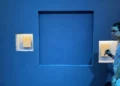 Un panel azul cubre la zona donde se rompió una vitrina y se robó un collar de Van Cleef & Arpels en el Museo de Artes Aplicadas de Viena (MAK), en Viena, Austria, el 28 de agosto de 2026. (Jeremy AUDOUARD/AFP)