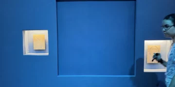 Un panel azul cubre la zona donde se rompió una vitrina y se robó un collar de Van Cleef & Arpels en el Museo de Artes Aplicadas de Viena (MAK), en Viena, Austria, el 28 de agosto de 2026. (Jeremy AUDOUARD/AFP)
