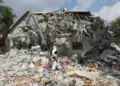 Un soldado israelí pasa junto a una casa destruida por terroristas de Hamás en el kibutz Be'eri, el 11 de octubre de 2023. (AP/Baz Ratner)