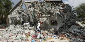 Un soldado israelí pasa junto a una casa destruida por terroristas de Hamás en el kibutz Be'eri, el 11 de octubre de 2023. (AP/Baz Ratner)