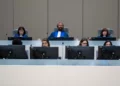 El juez presidente Antoine Kesia-Mbe Mindua (centro), la jueza Tomoko Akane (izquierda) y la jueza Kimberly Prost (derecha) se preparan para dictar sentencia en un caso ante la Corte Penal Internacional en La Haya, Países Bajos, el miércoles 26 de junio de 2024. (Foto AP/Peter Dejong, Pool)
