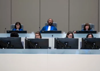 El juez presidente Antoine Kesia-Mbe Mindua (centro), la jueza Tomoko Akane (izquierda) y la jueza Kimberly Prost (derecha) se preparan para dictar sentencia en un caso ante la Corte Penal Internacional en La Haya, Países Bajos, el miércoles 26 de junio de 2024. (Foto AP/Peter Dejong, Pool)