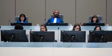 El juez presidente Antoine Kesia-Mbe Mindua (centro), la jueza Tomoko Akane (izquierda) y la jueza Kimberly Prost (derecha) se preparan para dictar sentencia en un caso ante la Corte Penal Internacional en La Haya, Países Bajos, el miércoles 26 de junio de 2024. (Foto AP/Peter Dejong, Pool)