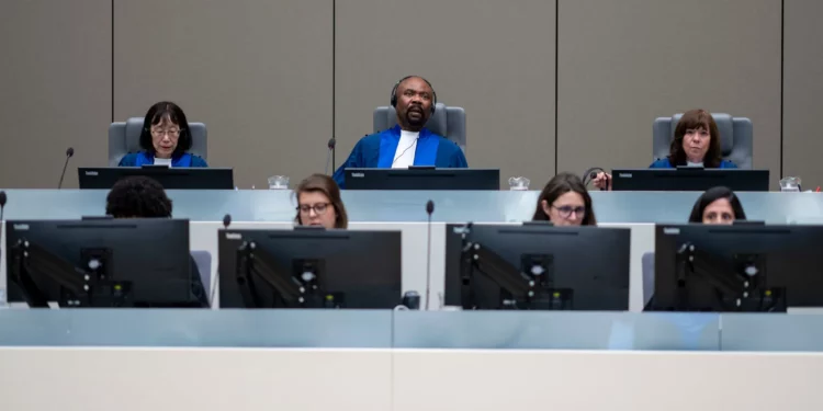 El juez presidente Antoine Kesia-Mbe Mindua (centro), la jueza Tomoko Akane (izquierda) y la jueza Kimberly Prost (derecha) se preparan para dictar sentencia en un caso ante la Corte Penal Internacional en La Haya, Países Bajos, el miércoles 26 de junio de 2024. (Foto AP/Peter Dejong, Pool)