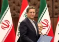 Archivo: El entonces ministro de finanzas iraní, Abdolnaser Hemmati, con el presidente iraní Masoud Pezeshkian al fondo, en el palacio de gobierno en Bagdad, Irak, el 11 de septiembre de 2024. (Ahmed Jalil/Pool Photo vía AP)