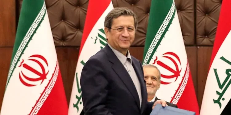 Archivo: El entonces ministro de finanzas iraní, Abdolnaser Hemmati, con el presidente iraní Masoud Pezeshkian al fondo, en el palacio de gobierno en Bagdad, Irak, el 11 de septiembre de 2024. (Ahmed Jalil/Pool Photo vía AP)