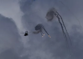 Un helicóptero Apache israelí lanza bengalas cerca de la frontera entre Israel y Líbano, visto desde el norte de Israel, el 2 de octubre de 2024. (AP/Baz Ratner)