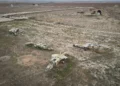Aviones dados de baja de la Fuerza Aérea Siria se ven en el aeropuerto militar de Abu al-Duhur, al este de Idlib, tras la toma de la zona por combatientes de la oposición siria el 7 de diciembre de 2024. (Foto AP/Omar Albam)
