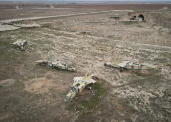 Aviones dados de baja de la Fuerza Aérea Siria se ven en el aeropuerto militar de Abu al-Duhur, al este de Idlib, tras la toma de la zona por combatientes de la oposición siria el 7 de diciembre de 2024. (Foto AP/Omar Albam)