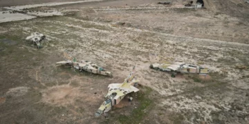Aviones dados de baja de la Fuerza Aérea Siria se ven en el aeropuerto militar de Abu al-Duhur, al este de Idlib, tras la toma de la zona por combatientes de la oposición siria el 7 de diciembre de 2024. (Foto AP/Omar Albam)