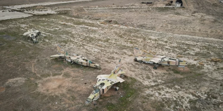 Aviones dados de baja de la Fuerza Aérea Siria se ven en el aeropuerto militar de Abu al-Duhur, al este de Idlib, tras la toma de la zona por combatientes de la oposición siria el 7 de diciembre de 2024. (Foto AP/Omar Albam)