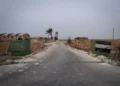 Un puesto de control del ejército sirio permanece abandonado cerca del aeropuerto militar de Abu al-Duhur, al este de Idlib, después de que los combatientes de la oposición siria tomaran el control de la zona el 7 de diciembre de 2024. (AP/Omar Albam)