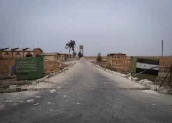 Un puesto de control del ejército sirio permanece abandonado cerca del aeropuerto militar de Abu al-Duhur, al este de Idlib, después de que los combatientes de la oposición siria tomaran el control de la zona el 7 de diciembre de 2024. (AP/Omar Albam)