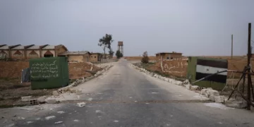 Un puesto de control del ejército sirio permanece abandonado cerca del aeropuerto militar de Abu al-Duhur, al este de Idlib, después de que los combatientes de la oposición siria tomaran el control de la zona el 7 de diciembre de 2024. (AP/Omar Albam)