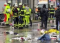 Los servicios de emergencia acuden al lugar de un accidente en el que un conductor atropelló a un grupo de personas en Múnich, Alemania, el 13 de febrero de 2025. (Peter Kneffel/dpa vía AP)