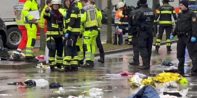 Los servicios de emergencia acuden al lugar de un accidente en el que un conductor atropelló a un grupo de personas en Múnich, Alemania, el 13 de febrero de 2025. (Peter Kneffel/dpa vía AP)